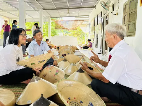 Nón ngựa Phú Gia tìm ‘đường ra’ bằng du lịch cộng đồng