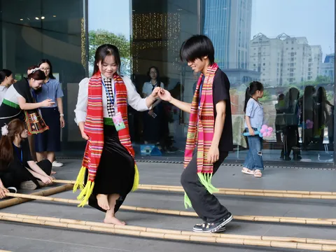 “Vui điệu Xoè Hoa”: Đưa không gian Xoè Thái đến gần giới trẻ Hà Nội