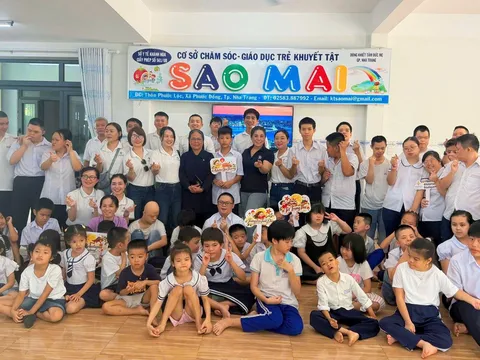 Adamas Boutique Hotel Nha Trang trao quà Trung thu đến trẻ em khuyết tật