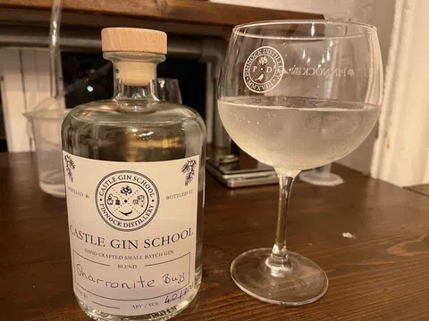 Review: Lâu đài chưng cất Pinnock trường dạy làm rượu Gin tại Lâu đài ở Edgehill, Banbury, Warwickshire