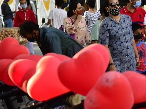 Church Street chìm trong sắc đỏ ngày Valentine