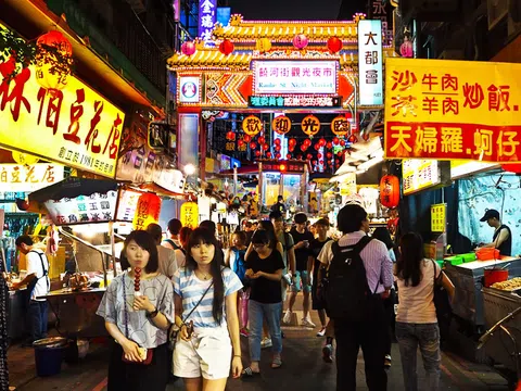 Đài Loan bỏ quy định bắt buộc đeo khẩu trang trong nhà tại các nhà hàng, văn phòng.