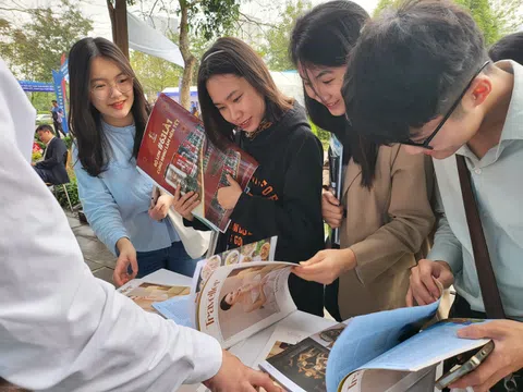 Tạp chí Vietnam Traveller gây ấn tượng tại Hội báo 2023 bởi nội dung phong phú, thiết kế sang trọng