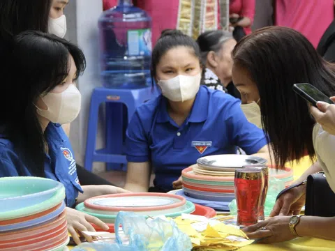 Màu áo xanh tình nguyện tại Lễ hội Chùa Láng: Khi người trẻ quan tâm đến văn hóa truyền thống