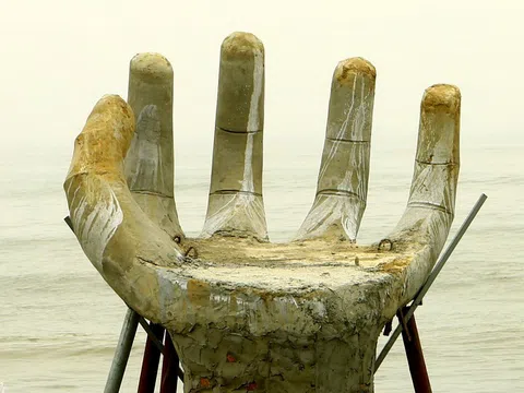 "Bàn tay" khổng lồ ở bờ biển Thanh Hoá lại gây bức xúc khi khiến một du khách bị thương