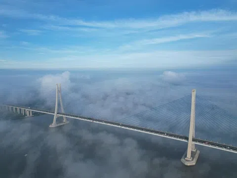 Dân tình "mê mẩn" trước hình ảnh biển mây bồng bềnh trên cầu Vàm Cống (Đồng Tháp)