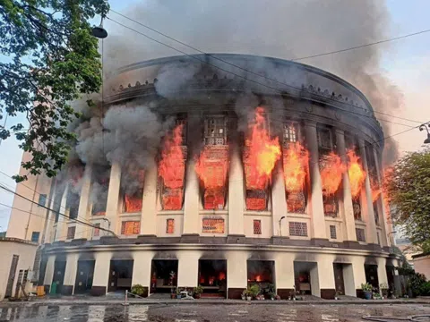 Cháy lớn thiêu rụi hoàn toàn tòa Bưu điện trăm tuổi ở thủ đô Manila, Philippines