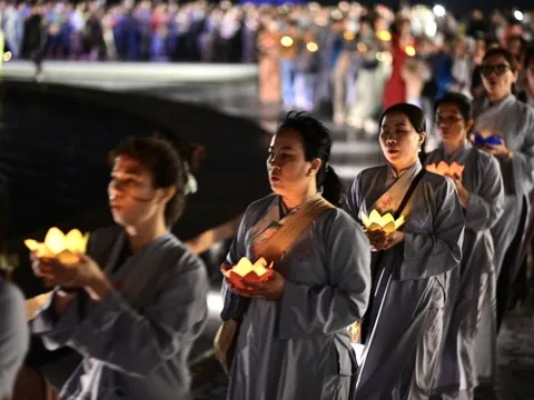 Đêm hoa đăng thắp sáng đỉnh thiêng Fansipan trong lễ Phật đản 2023