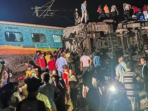 Thảm kịch tại Ấn Độ: Ba đoàn tàu va chạm trực diện, hơn 200 người tử vong