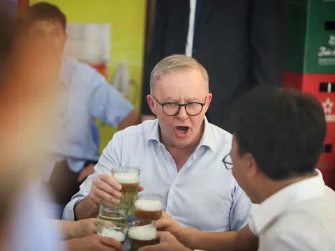 Thủ tướng Australia thưởng thức bánh mì và "đặc sản" bia hơi vỉa hè Hà Nội