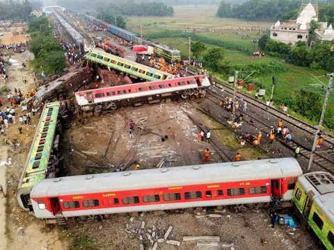 Nguyên nhân vụ tai nạn đường sắt thảm khốc tại Ấn Độ