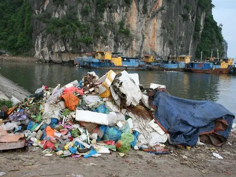 Hình ảnh vịnh Hạ Long "ngập" rác lên báo nước ngoài