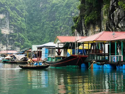 Top địa điểm "cổ tích" trên thế giới: Làng chài Cửa Vạn của Việt Nam đẹp đến nao lòng!