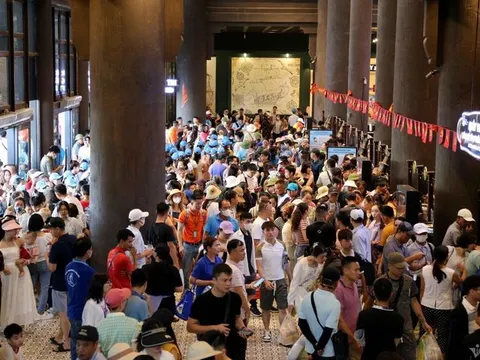 Quảng Ninh đón hơn 200 ngàn khách, thu gần 500 tỷ đồng trong 2 ngày đầu nghỉ lễ