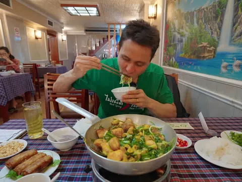 Travel blogger nổi tiếng người Mỹ hết lời khen ngợi khi thưởng thức chả cá Việt Nam
