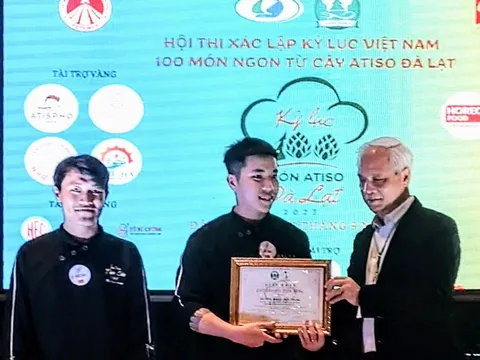 Hiệp hội Du lịch VN trao giải Đầu bếp tiềm năng trẻ tại Hội thi Xác lập kỷ lục “100 món ngon từ cây atiso Đà Lạt”