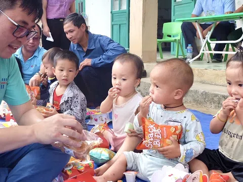 Tạp chí Vietnam Travel mang Trung thu ấm áp đến với trẻ em vùng biên giới
