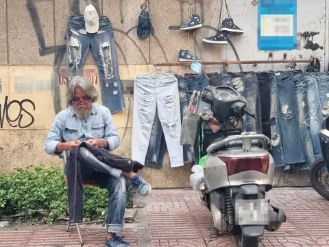 Độc lạ nghệ thuật làm rách quần jeans giữa lòng thành phố