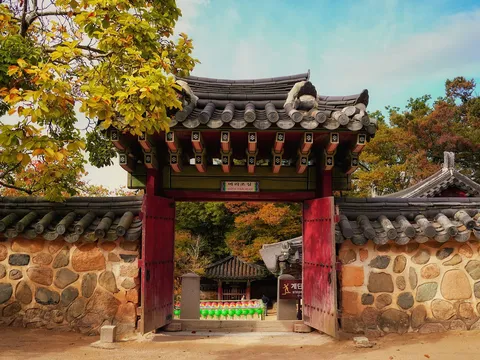 Khám phá ngôi chùa hàng nghìn năm tuổi, say lòng trước vẻ đẹp của Hàn Quốc mùa lá đỏ