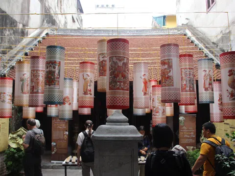 Có gì ở triển lãm gốm sứ Bát Tràng, Đông Hòa?