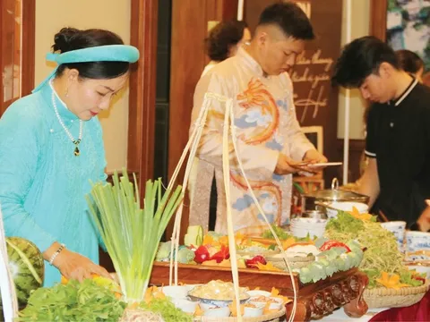 Vang danh ẩm thực Huế: Cơm hến, mè xửng lọt Top 10 kỷ lục châu Á năm 2023