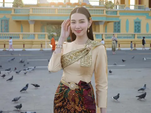 Hoa hậu Thuỳ Tiên diện trang phục truyền thống Campuchia thăm Cung điện hoàng gia