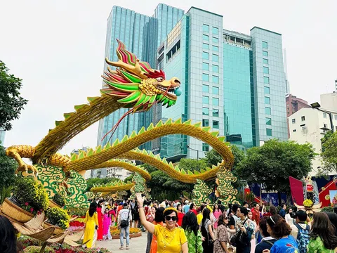 Thu hút hơn 1,2 triệu lượt khách, linh vật rồng được lưu lại đường hoa Nguyễn Huệ hết tháng Giêng