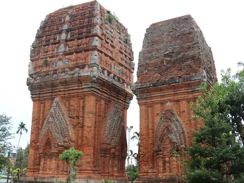Phong cách kiến trúc độc đáo của tòa tháp có lịch sử hàng trăm năm ở Bình Định