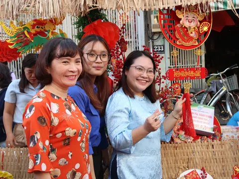 Thưởng thức các loại bánh – chè của đồng bào dân tộc Hoa tại Lễ hội Tết Nguyên tiêu