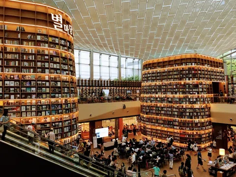 Ấn tượng thư viện sách "khổng lồ" Starfield tại Seoul