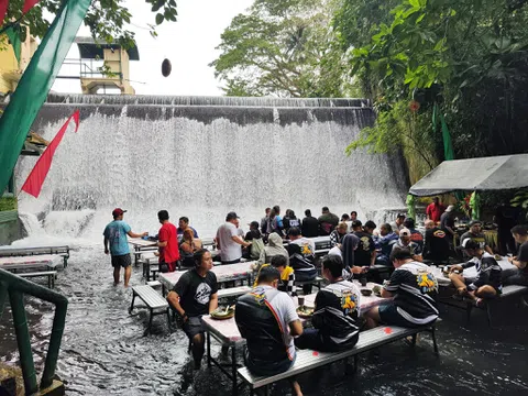 Du khách xếp hàng thưởng thức buffet tại thác nước "độc và lạ" nhất nhì Philippines