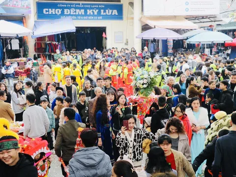 Hàng vạn du khách đổ về tham gia lễ hội lớn nhất xứ Lạng
