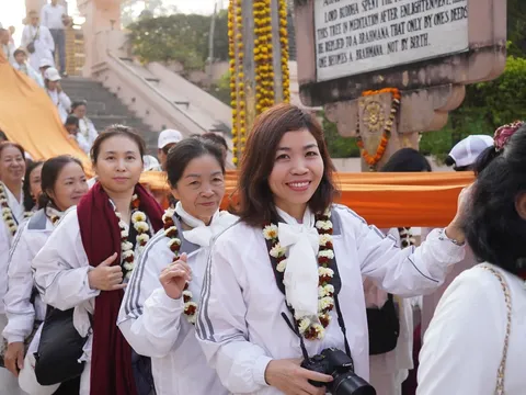 Cô gái đưa bố mẹ U70 hành hương về miền đất Phật