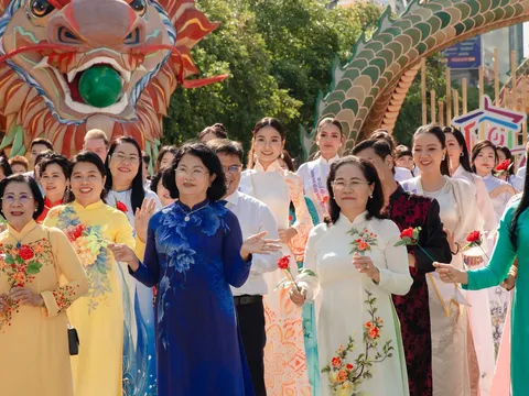 Hoa hậu Nguyễn Thanh Hà cùng 5.000 người đồng diễn áo dài trên Phố đi bộ Nguyễn Huệ