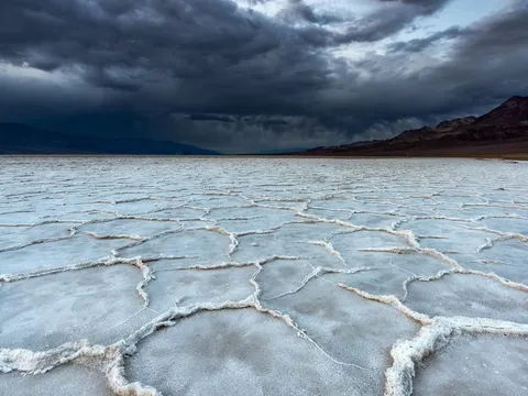 Hồ nước sâu hàng trăm mét từ nghìn năm trước bất ngờ nổi lên sau mưa, vẻ đẹp mê mị hấp dẫn du khách