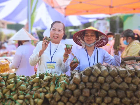 Đa dạng ẩm thực trong phiên chợ “trả tiền bằng lá”