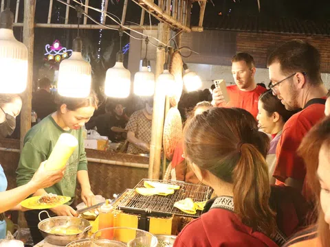 Du khách chen chân, thưởng thức món ngon tại Lễ hội Văn hóa, du lịch, ẩm thực quốc tế Hà Giang lần thứ nhất