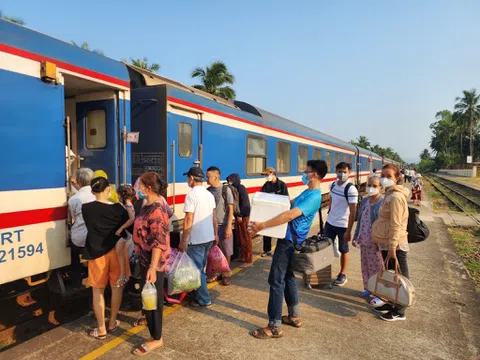 Giá vé máy bay tăng cao, du lịch tàu hỏa hút khách dịp lễ 30/4