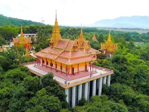 Thăm chùa Tà Pạ, thắng cảnh độc đáo tại vùng Thất Sơn