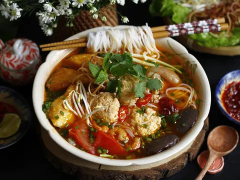 Cây bút ẩm thực nổi tiếng hết lời khen ngợi với "thế giới hương vị" của món bún riêu Việt