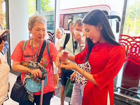 Bà Rịa - Vũng Tàu: Du khách thích thú khám phá du lịch thông qua chiếc vòng đẹp mắt mang mã QR
