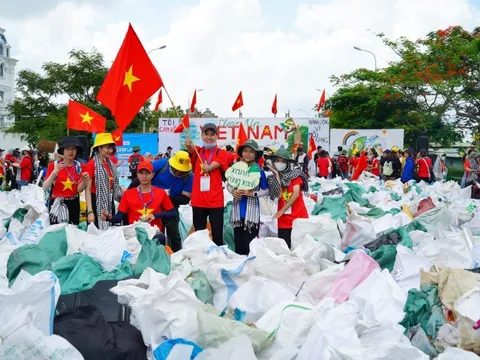 Tham gia nhặt rác vì cộng đồng trong Ngày trái đất