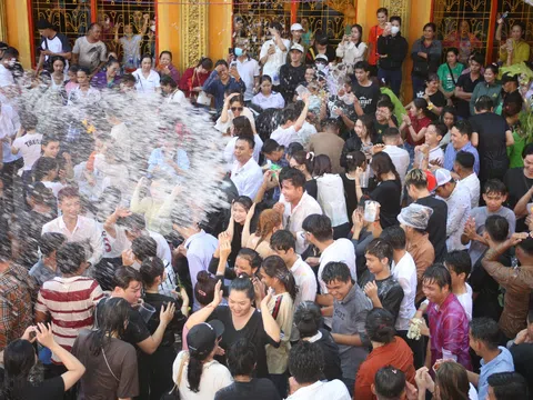 Không cần đến Thái Lan, các bạn trẻ hào hứng tham gia té nước trong Tết Khmer