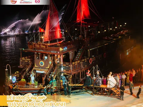 Vở đại nhạc kịch ngoài trời lần đầu tiên được tổ chức trên sông Sài Gòn trong Lễ hội Sông nước
