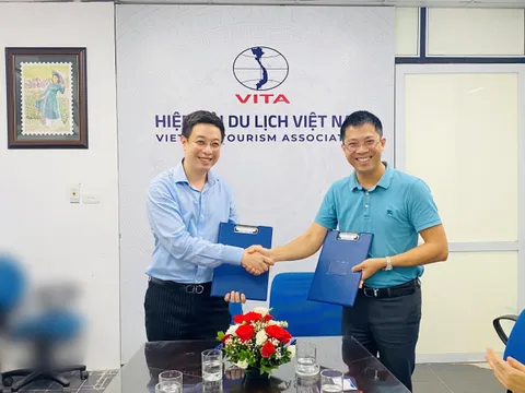 Tạp chí Vietnam Travel ký kết hợp tác với Công ty Cổ phần Dịch vụ hàng không Nội Bài