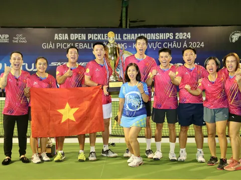 Đội Victoria School vỡ òa khi giành ngôi vô địch đồng đội giải Pickleball châu Á 2024