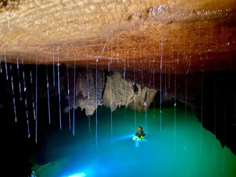 Khám phá hồ nước ngọc bích nằm "lơ lửng" mới được phát hiện ở Quảng Bình