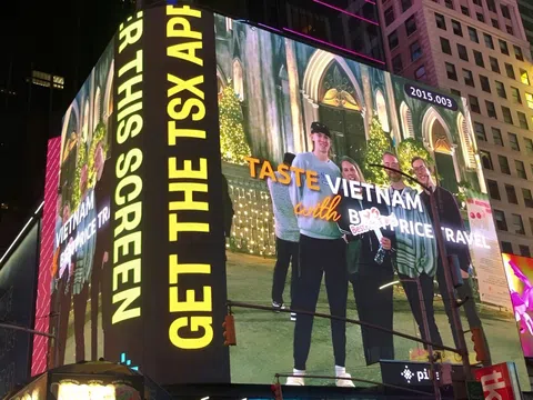 Hình ảnh đất nước Việt Nam sáng rực tại quảng trường Thời Đại - Mỹ