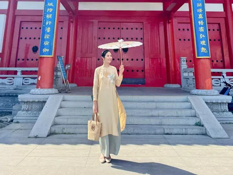 Hoa hậu Ngọc Hân diện áo dài rạng rỡ ở Trung Quốc