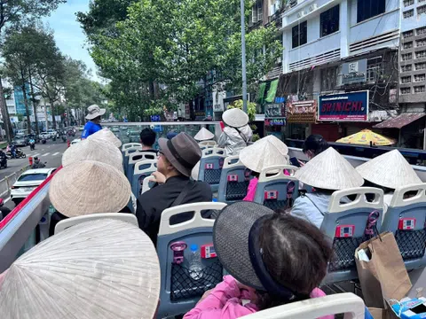 Ngắm nhìn khu phố người Hoa, Chợ Lớn với góc nhìn mới trên xe buýt 2 tầng